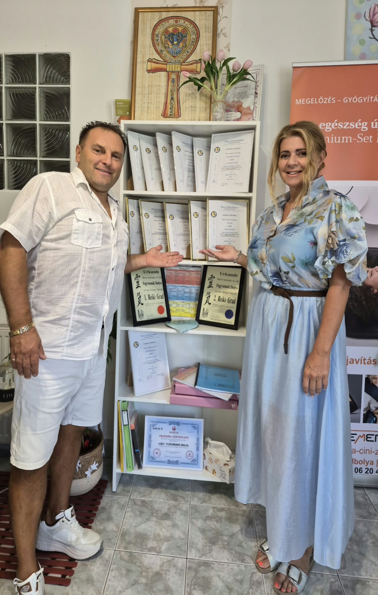 Cini és Zsolt, a terápia vezetői a kineziológiai és Reiki oklevelek előtt