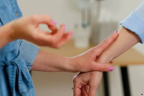 ONE BRAIN kineziológia izomteszt: a terapeuta a kliens alkarján végzi az izomtesztet